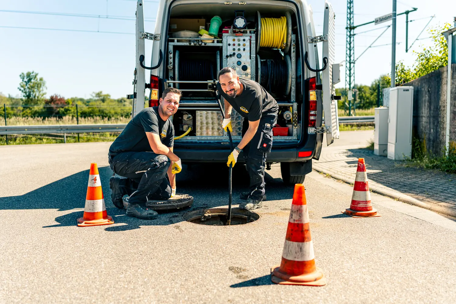 Techniker der Bota-Rohrservice e.K. bei der Kanalreinigung am offenen Schacht