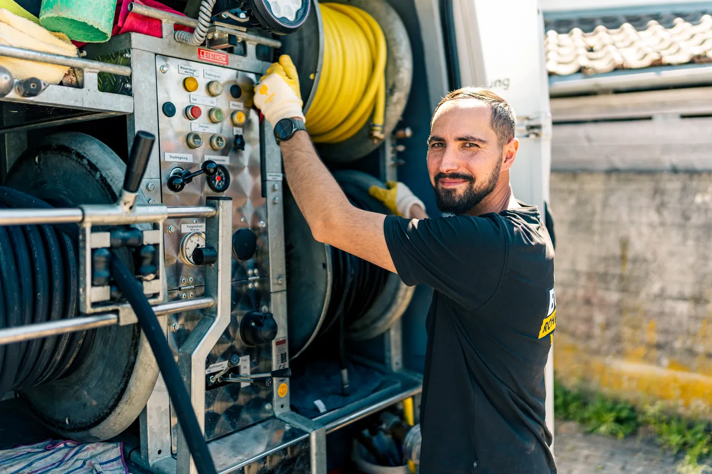 Techniker der Bota-Rohrservice e.K. bei der Arbeit am offenen Schacht