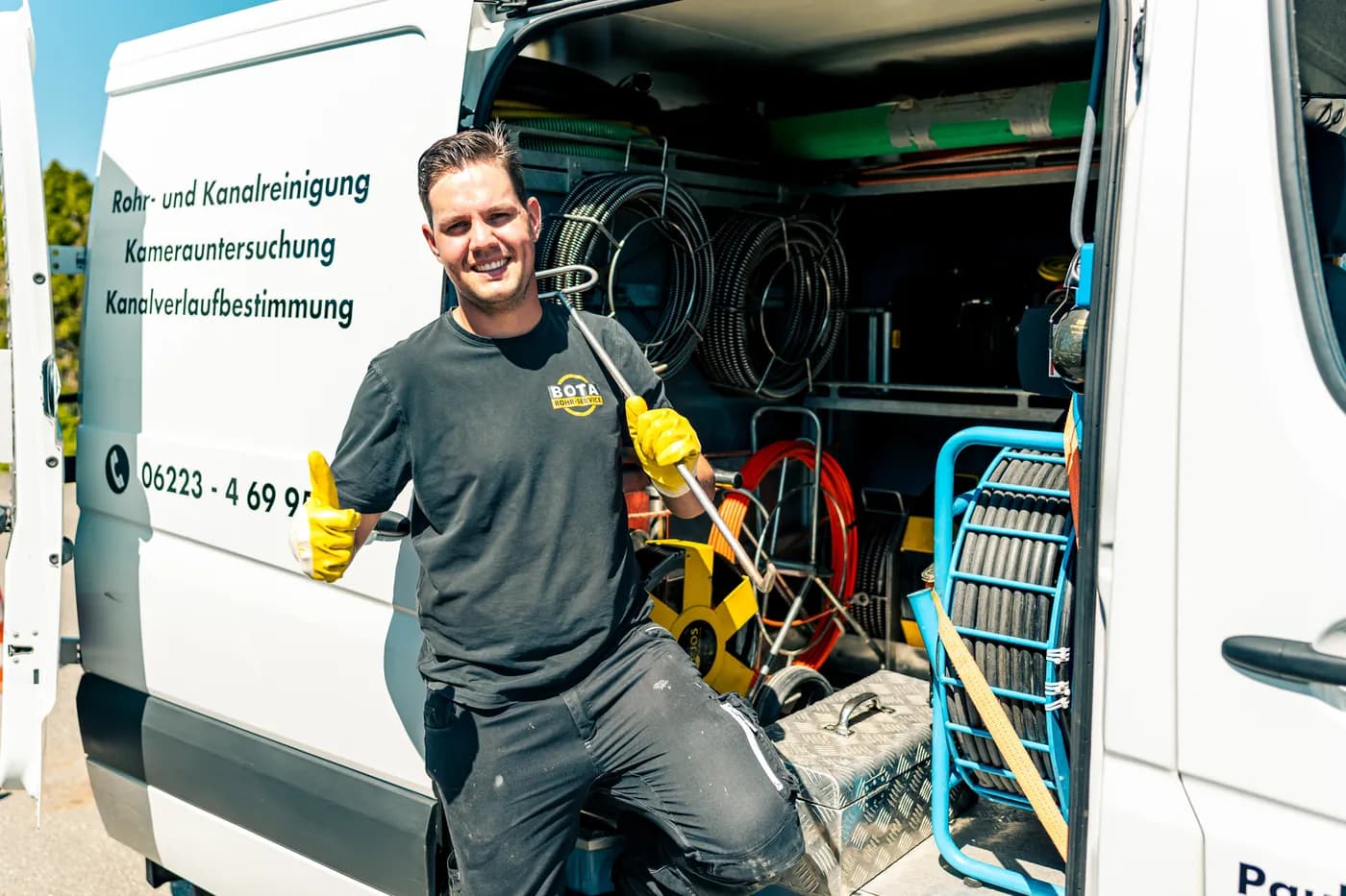 Team der Bota-Rohrservice e.K. bei der Kanalreinigung am Schacht